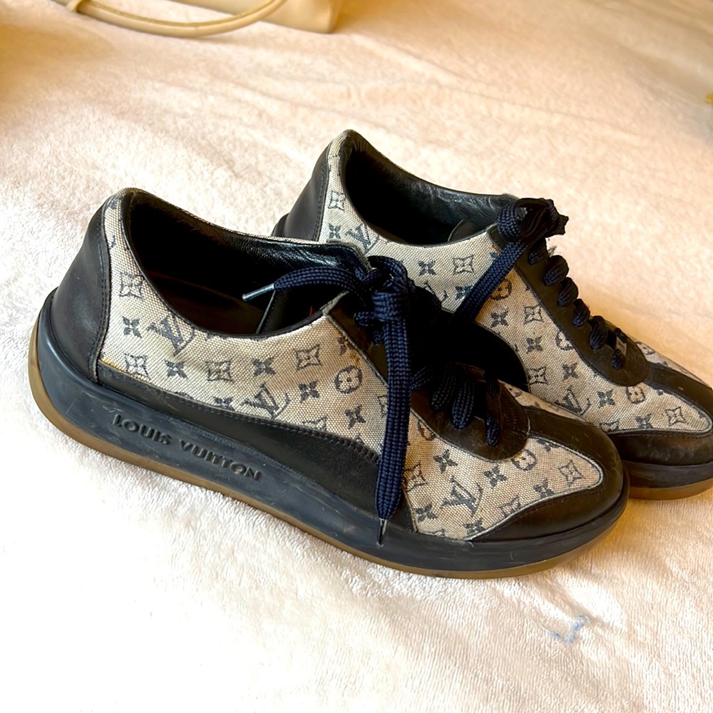 Louis Vuitton shoes blue beautiful condition ✨✨✨
